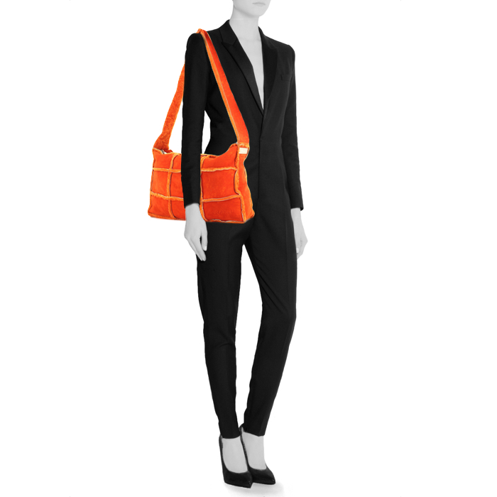 Chanel handbag in orange suede - Detail D1
