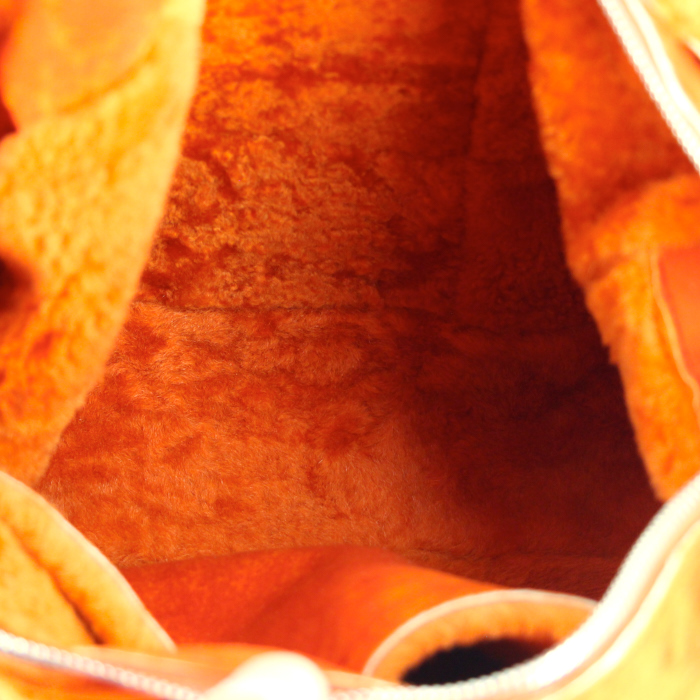 Chanel handbag in orange suede - Detail D2