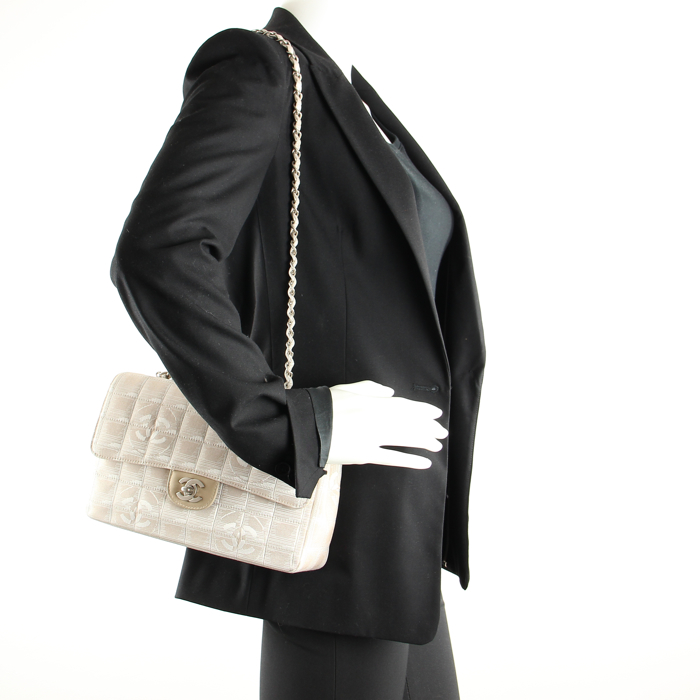 Chanel Timeless en toile siglée beige - Detail D2