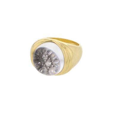 Sortija en oro amarillo, en cristal de roca y en diamantes