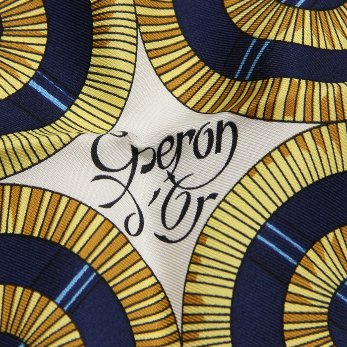 Foulard Hermes Carre Hermes en twill de soie bleu , blanc rouge et jaune - Detail D1