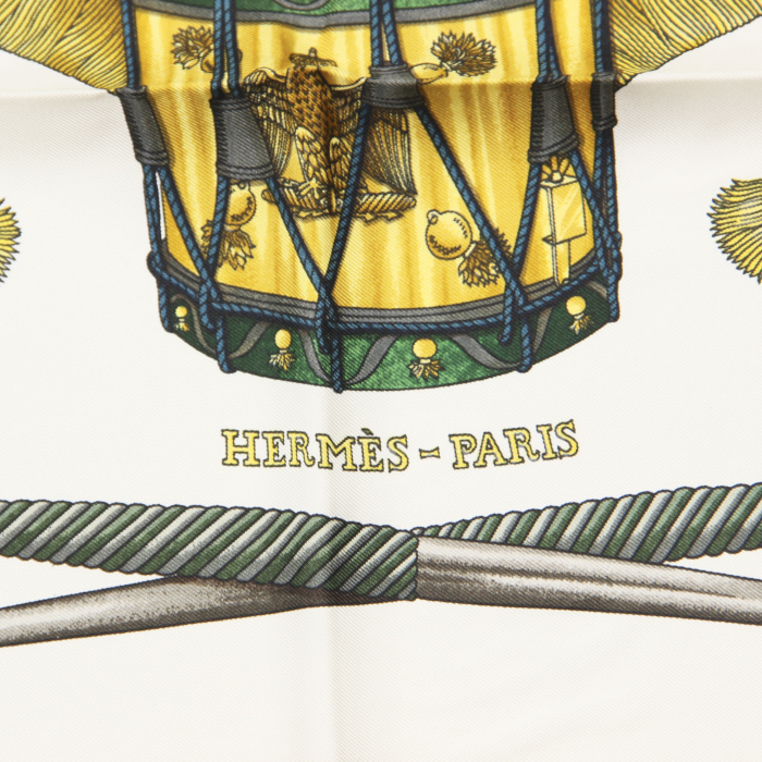Foulard Hermes Carre Hermes en twill de soie vert blanc et jaune - Detail D3