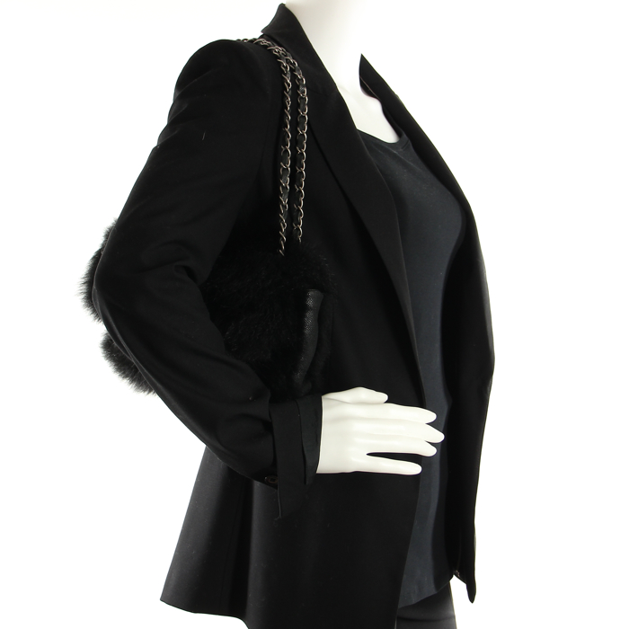 Chanel en cuir et fourrure noir - Detail D1