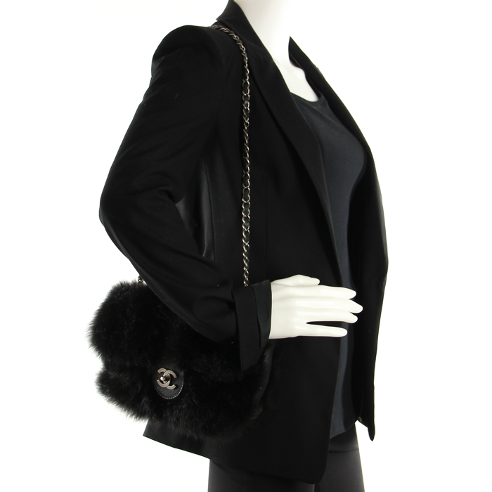 Chanel en cuir et fourrure noir - Detail D2