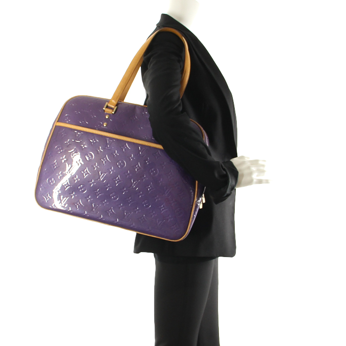 Louis Vuitton Sutton en cuir vernis monogram violet et cuir naturel - Detail D1