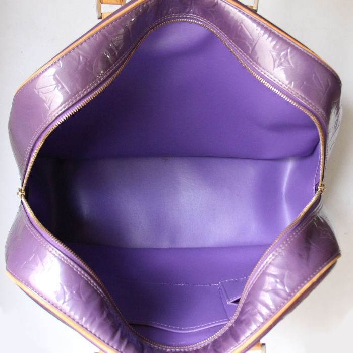 Louis Vuitton Sutton en cuir vernis monogram violet et cuir naturel - Detail D2