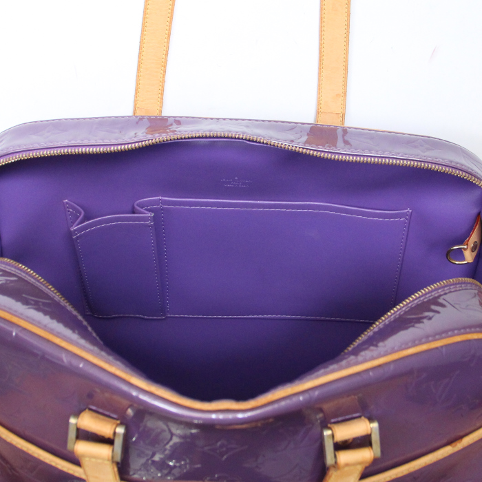 Louis Vuitton Sutton en cuir vernis monogram violet et cuir naturel - Detail D3