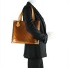 Louis Vuitton Houston en cuir monogram vernis bronze - Detail D1 thumbnail