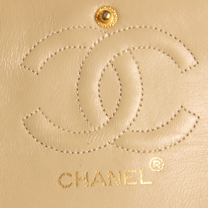 Chanel Timeless in beige quilted leather - Detail D5