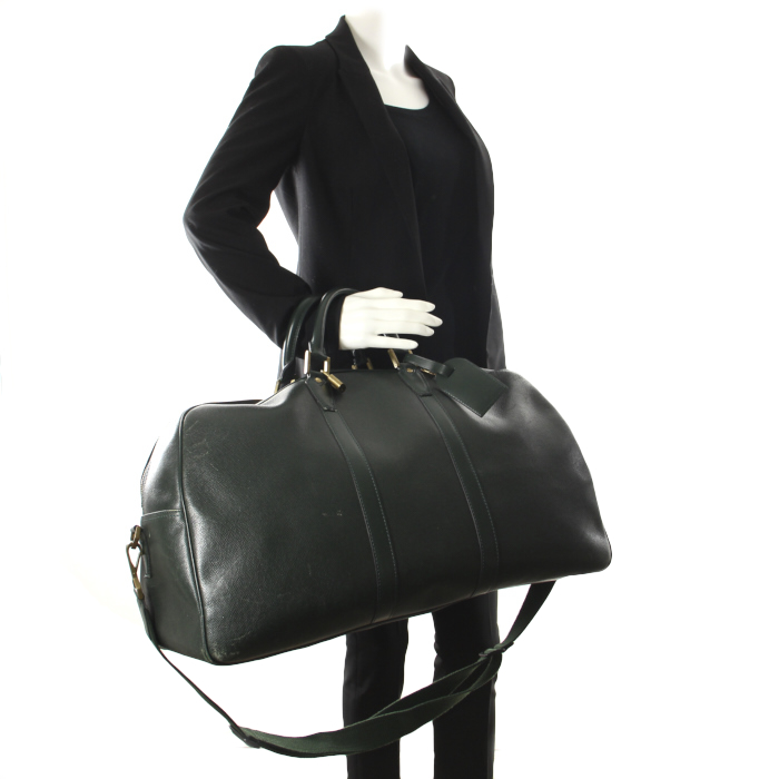 Louis Vuitton Voyage Kendal en cuir taiga vert - Detail D1