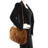 Borsa Chanel Petit Shopping in pelliccia intrecciata marrone - Detail D1 thumbnail