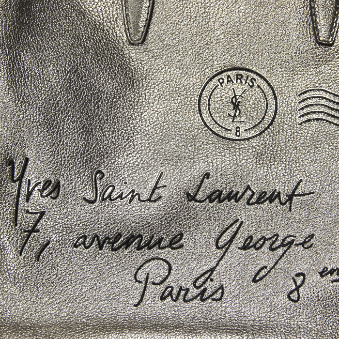 Yves Saint-Laurent cabas Y-mail grand modèle en cuir argenté  - Detail D4