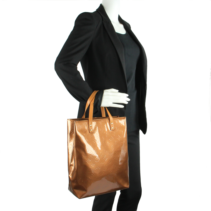 Louis Vuitton Reade in bronze monogram patent leather - Detail D1