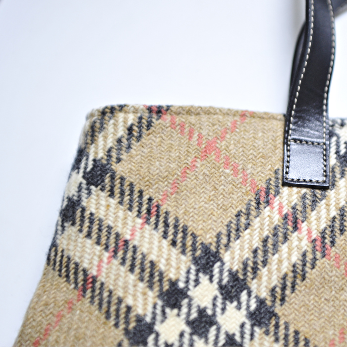Burberry in haymarket wool and black leather - Detail D4