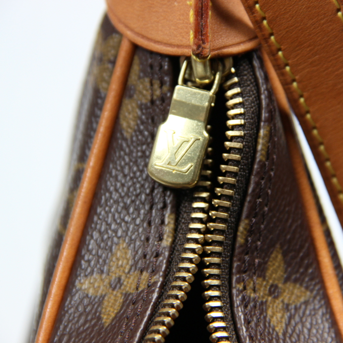 Bolso de mano Louis Vuitton Boulogne en lona Monogram revestida y cuero natural - Detail D4