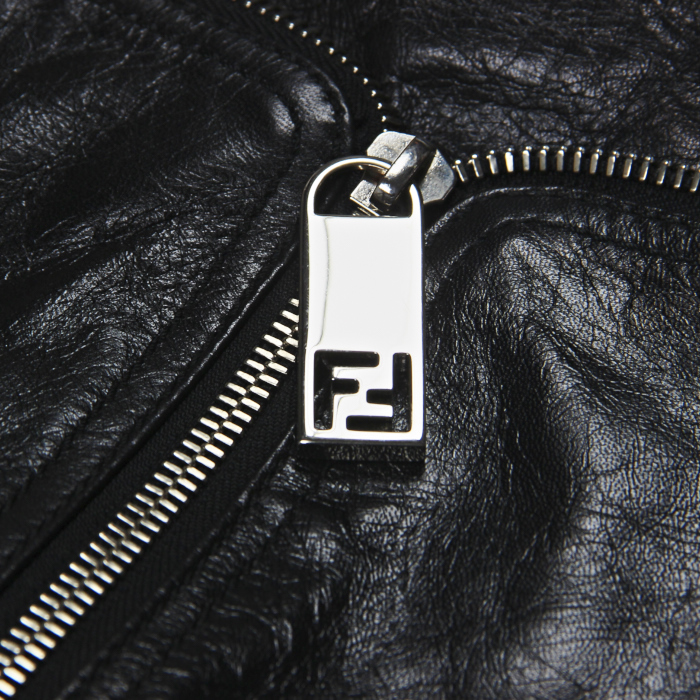 Bolso de mano Fendi en cuero negro - Detail D4