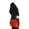 Louis Vuitton Reade petit modèle en cuir vernis monogram rouge - Detail D1 thumbnail