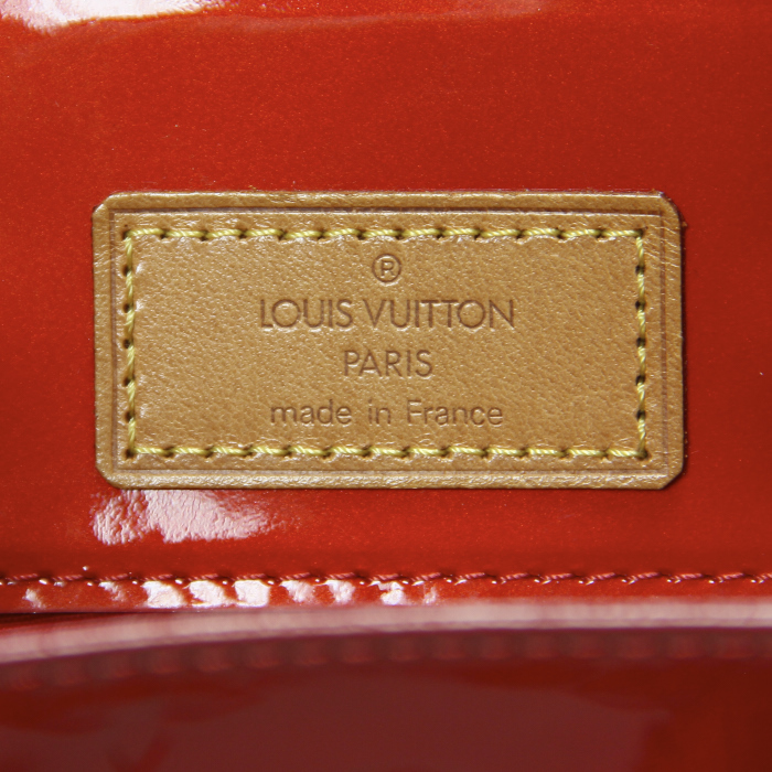Louis Vuitton Reade petit modèle en cuir vernis monogram rouge - Detail D3