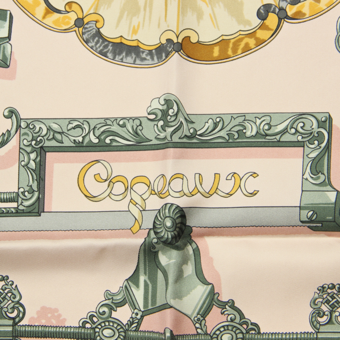 Foulard Hermes Carre Hermes en twill de soie rose-pale beige et gris - Detail D1