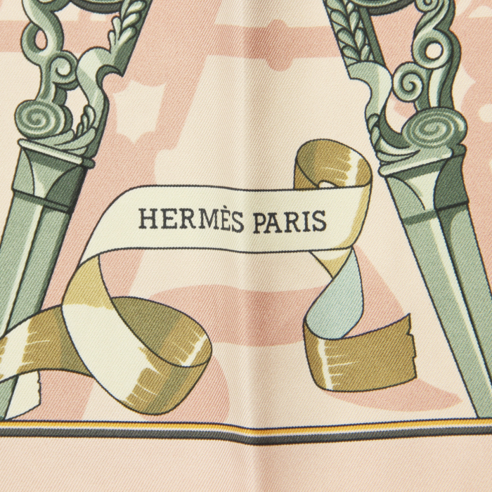 Hermes Carre Hermes scarf in varnished pink, beige and grey twill silk - Detail D2