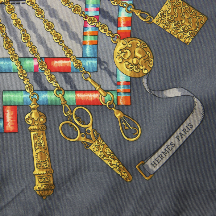 Hermes carré scarf in grey silk - Detail D1
