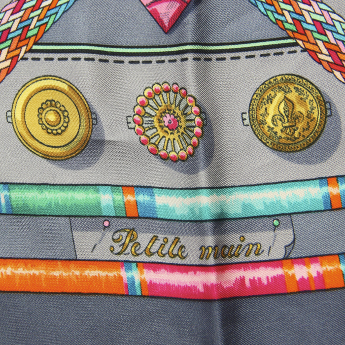 Pañoleta cuadrada Hermes en seda gris - Detail D2