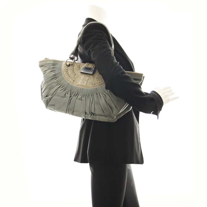 Dior Plissé in grey and beige leather - Detail D1