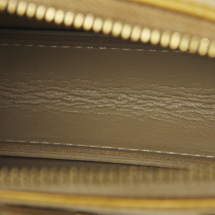 Pochette Louis Vuitton Lexington in pelle verniciata e foderata beige - Detail D2