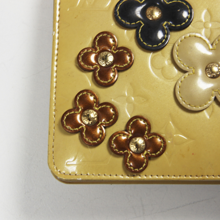 Pochette Louis Vuitton Lexington in pelle verniciata e foderata beige - Detail D3