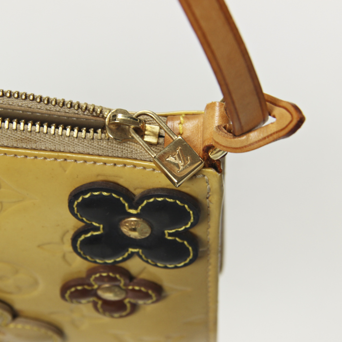 Pochette Louis Vuitton Lexington in pelle verniciata e foderata beige - Detail D4