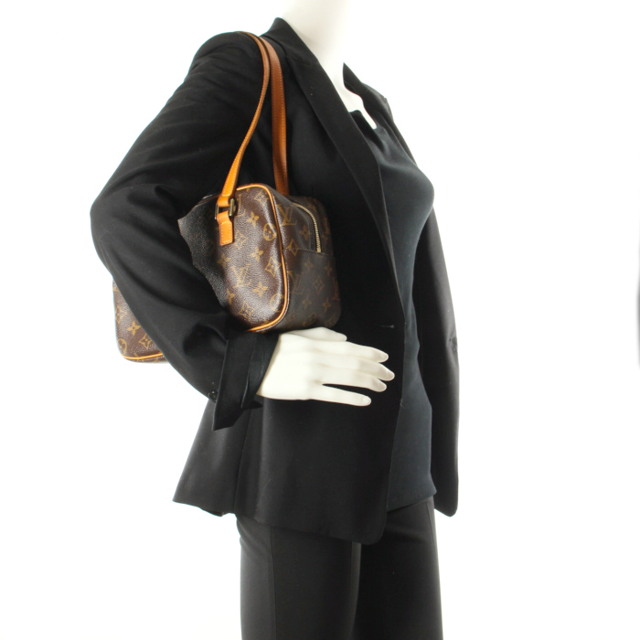 Louis Vuitton Cité medium model in monogram canvas and natural leather - Detail D1