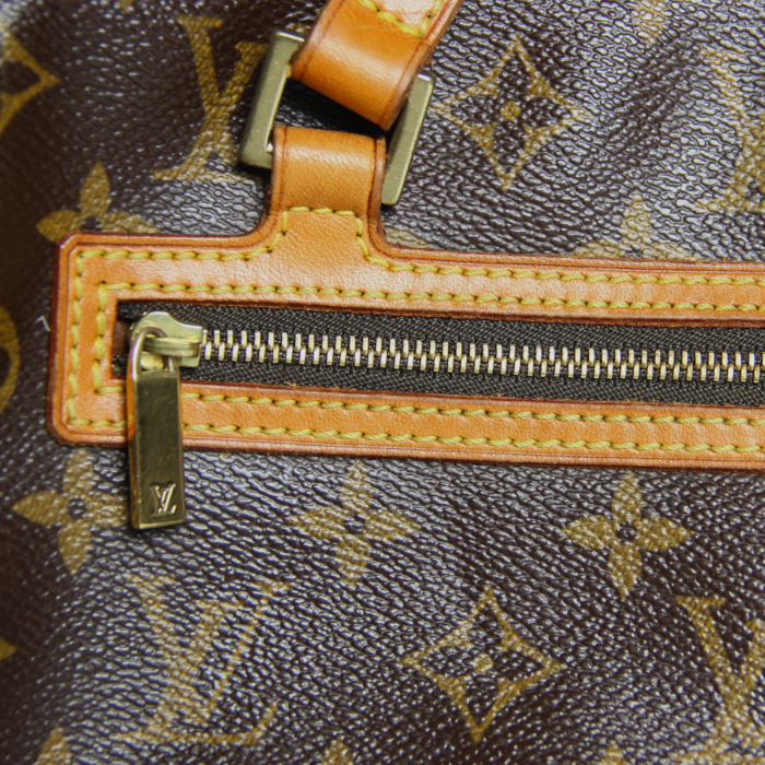 Bolso para llevar al hombro Cité modelo mediano en lona Monogram revestida y cuero natural - Detail D3