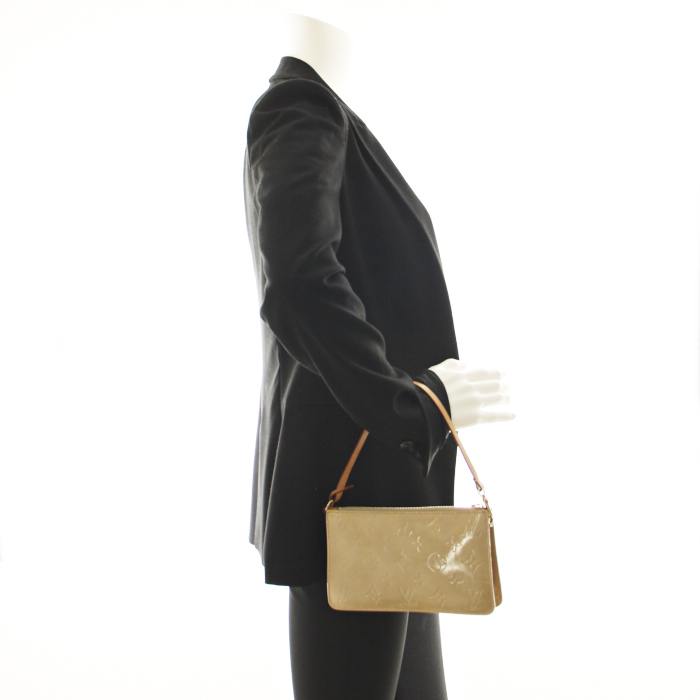 Pochette Lexington in pelle verniciata monogram beige - Detail D1