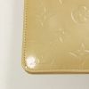 Louis Vuitton Lexington en cuir vernis Monogram beige - Detail D4 thumbnail