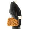 Bolso de mano Chanel Petit Shopping en piel marrón y negra - Detail D1 thumbnail