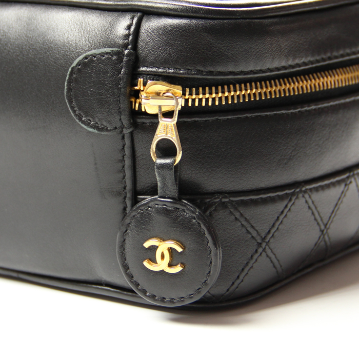 Chanel Vanity en cuir noir - Detail D4