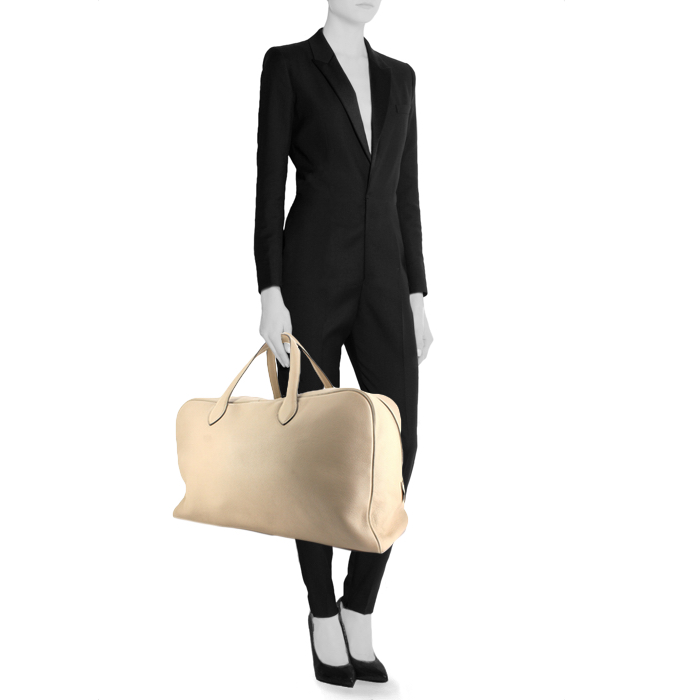 Hermès Victoria travel bag in tourterelle grey togo leather - Detail D1