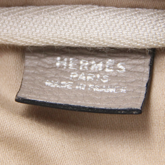 Bolsa de viaje Hermès Victoria en cuero togo gris tórtola - Detail D3