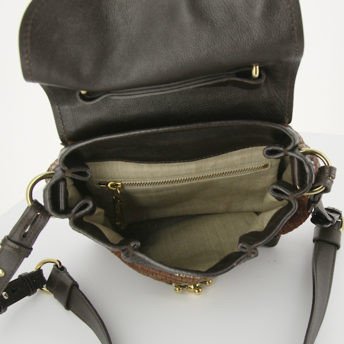 Borsa a tracolla in pelle color cognac con motivo a fori e pelle martellata marrone scuro - Detail D3