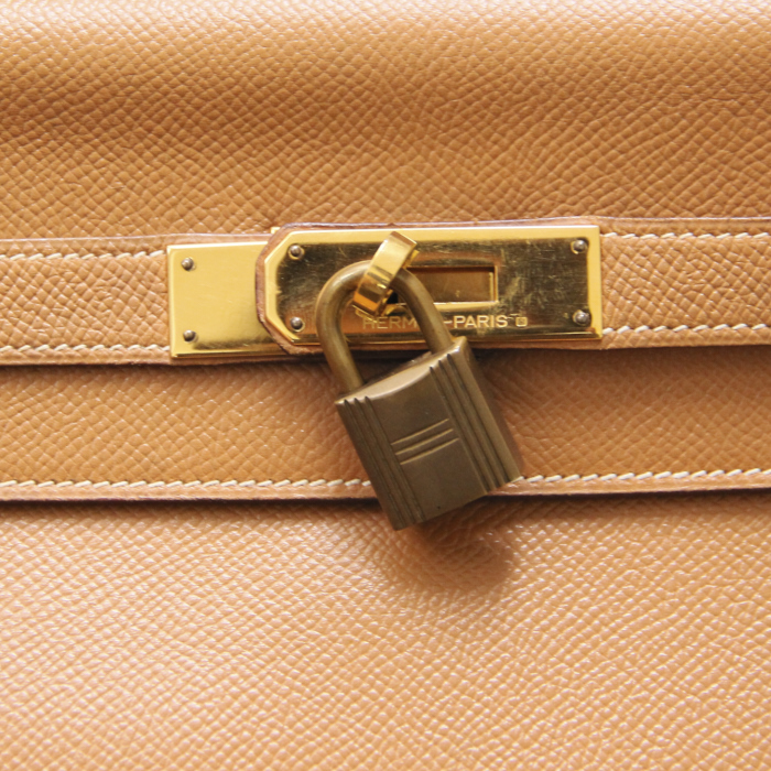 Hermès Kelly 35 cm en cuir gold - Detail D3