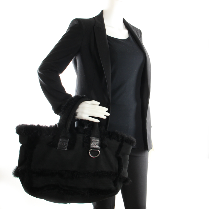 Chanel handbag in black suede and synthetic fur - Detail D1