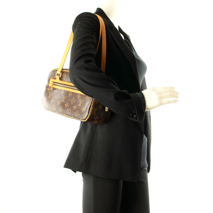 Louis Vuitton sac Cité moyen modèle en toile monogram et cuir naturel - Detail D1