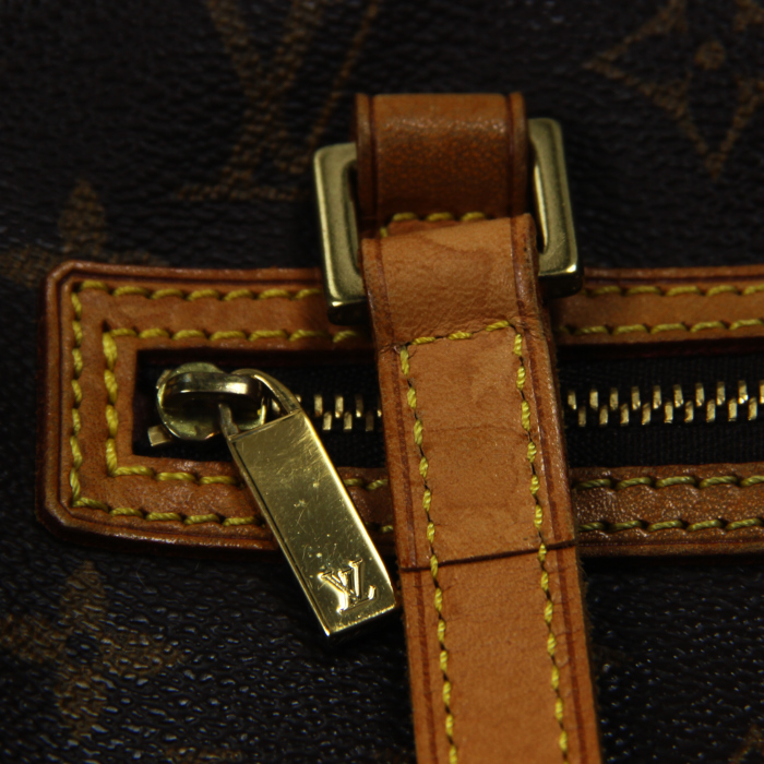 Bolso para llevar al hombro Cité modelo mediano en lona Monogram revestida y cuero natural - Detail D3