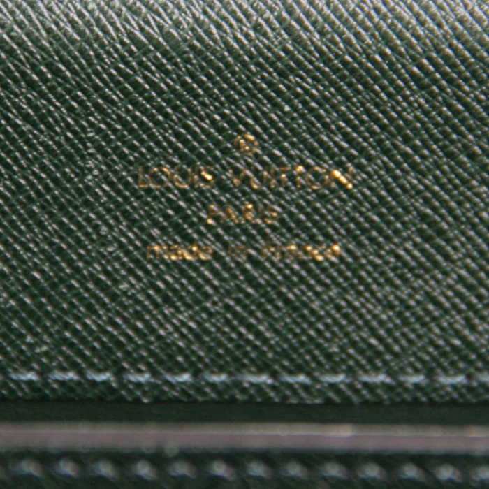 Porte-documents Louis Vuitton en cuir taiga vert - Detail D3