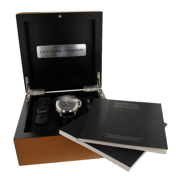 Panerai Luminor Chronographe GMT in titanium Ref : PAM 311 Circa 2010 limited edition at 300 exemplaries - Detail D1