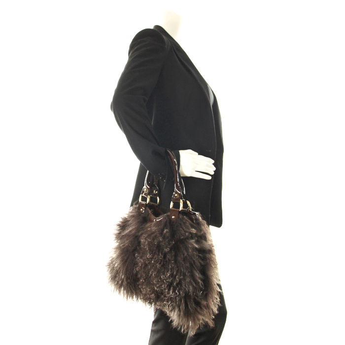 Handbag in brown synthetic furr and patent leather - Detail D1