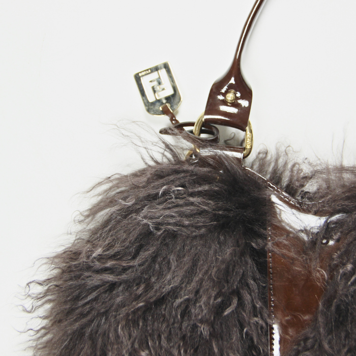 Handbag in brown synthetic furr and patent leather - Detail D3