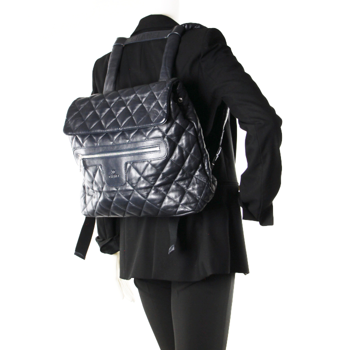 Chanel sac à dos en cuir matelassé bleu marine - Detail D1