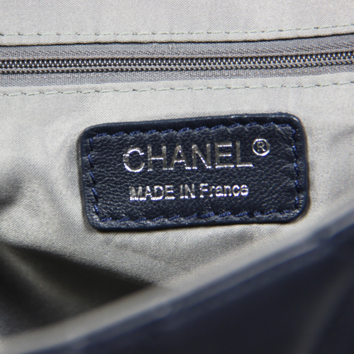 Chanel sac à dos en cuir matelassé bleu marine - Detail D4