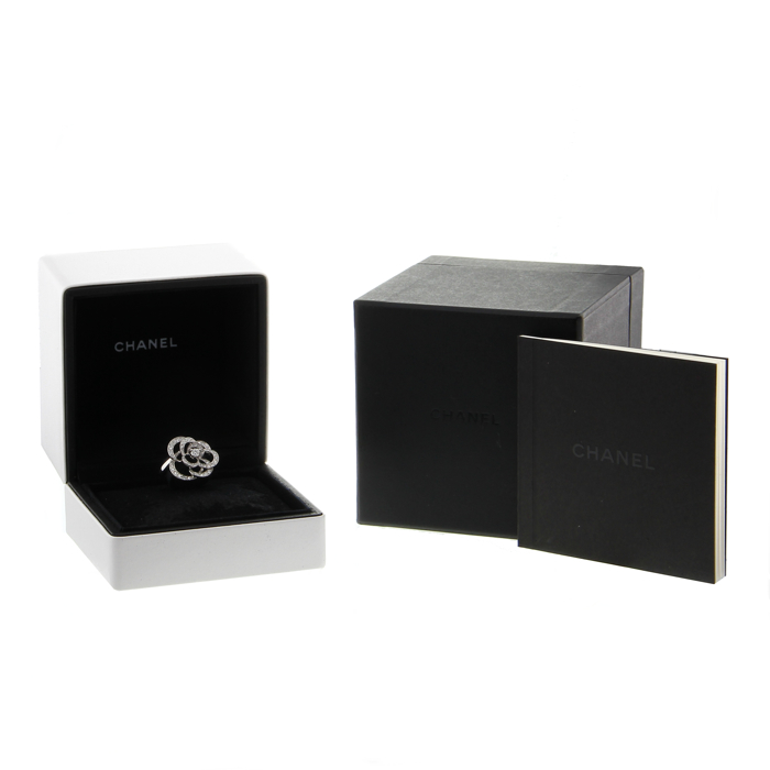 Chanel white gold and diamonds Camélia Fil ring - Detail D1